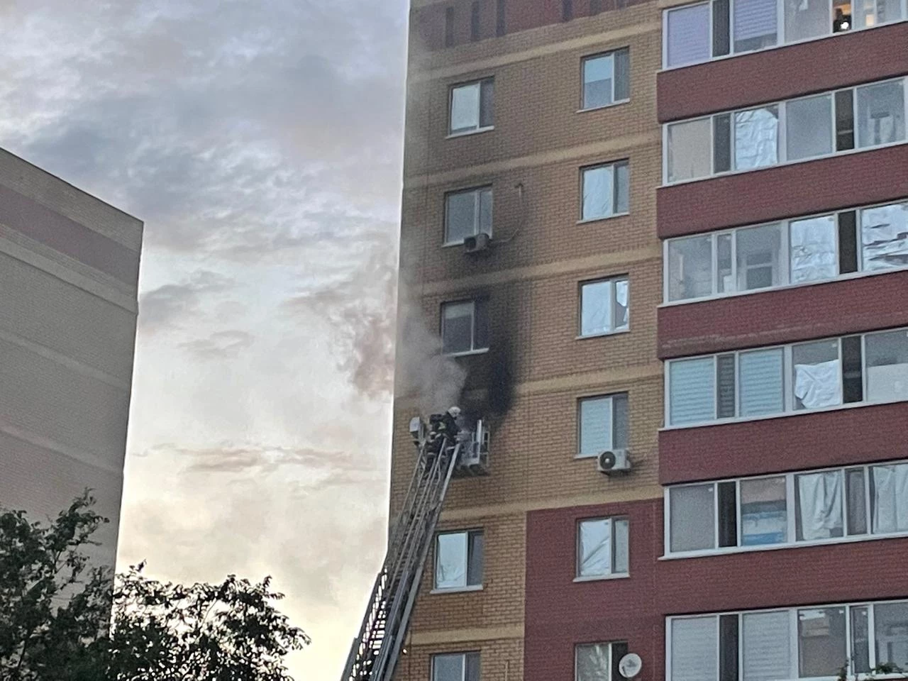 Квартира горела в многоэтажке Уральска